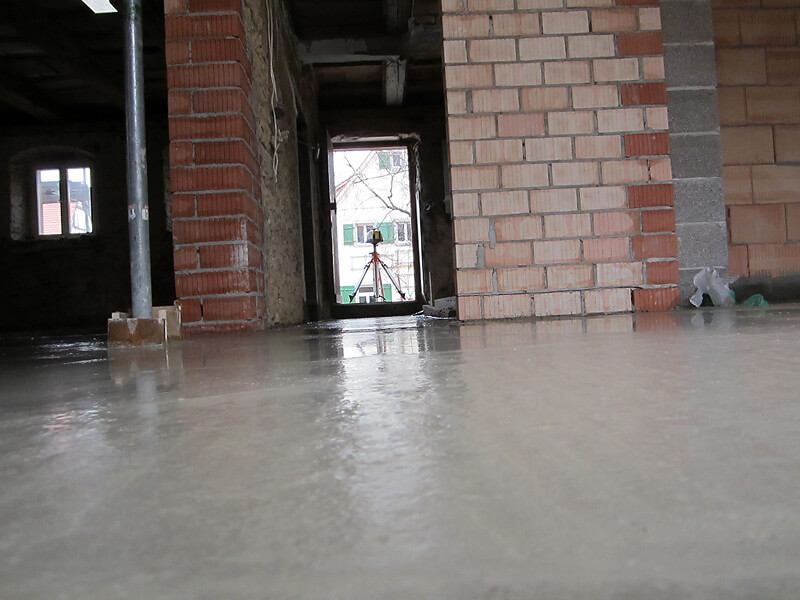 Frischer Betonboden im Altbau Frischer Betonboden im Altbau