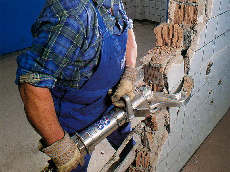 Arbeiten mit der Hydraulikzange Arbeiten mit der Hydraulikzange