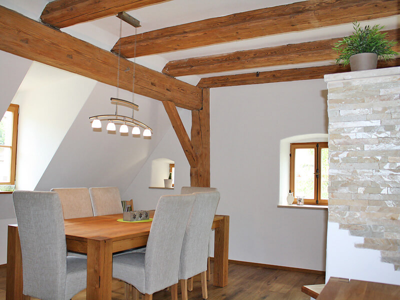 Wiedemann - eine gemütliche Essecke wo vorher ein alter Dachboden war Wiedemann - eine gemütliche Essecke wo vorher ein alter Dachboden war