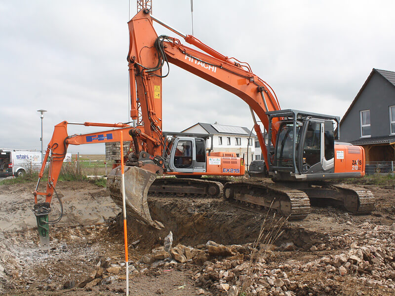 Meißeln und Ausheben im Erdreich Meißeln und Ausheben im Erdreich
