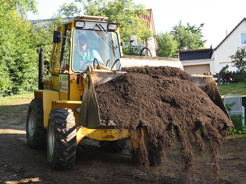 Radlader beim Ausladen Radlader beim Ausladen