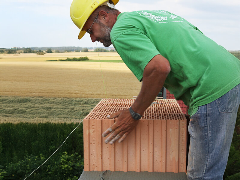 Wiedemann Maurer beim Kleben Wiedemann Maurer beim Kleben