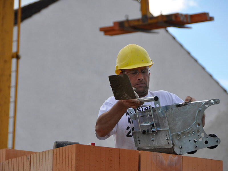 Ziegel werden geklebt Ziegel werden geklebt