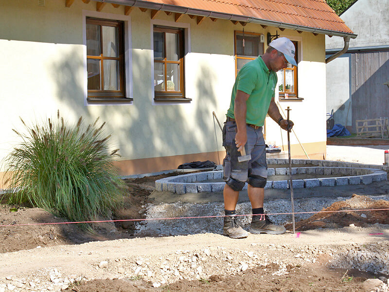 Wiedemann Mitarbeiter bei Pflasterarbeiten Wiedemann Mitarbeiter bei Pflasterarbeiten