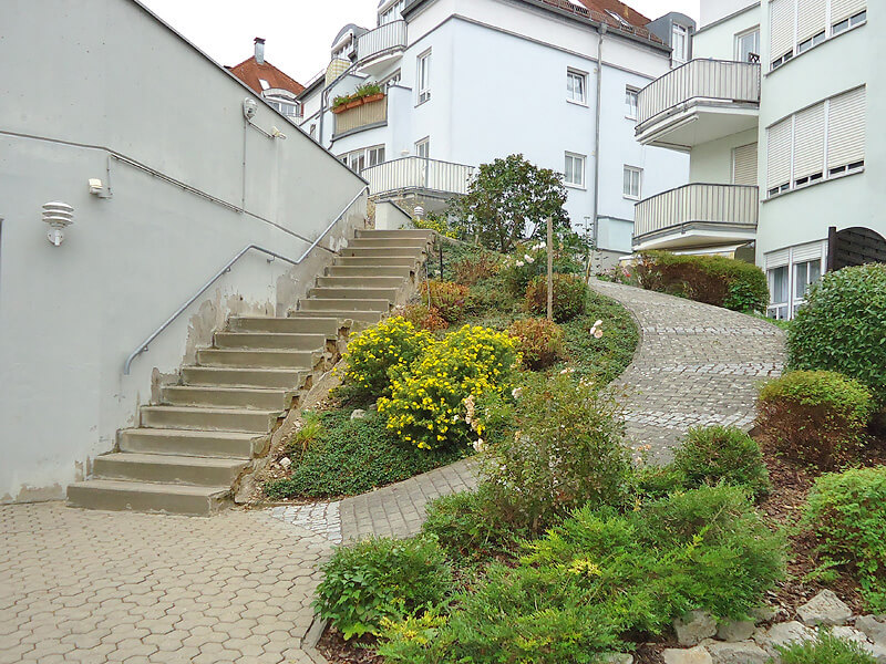 Außenanlage vor der Sanierung Außenanlage vor der Sanierung